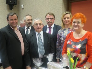 Od lewej stoją: Czesław Niemiec, Krzysztof Lewicki, Tadeusz Kosturek, Tadeusz Kielan, Aneta Tutko i Bogusława Dąbrowska. 