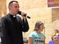 ksiadz w rytmie rap 14-sign