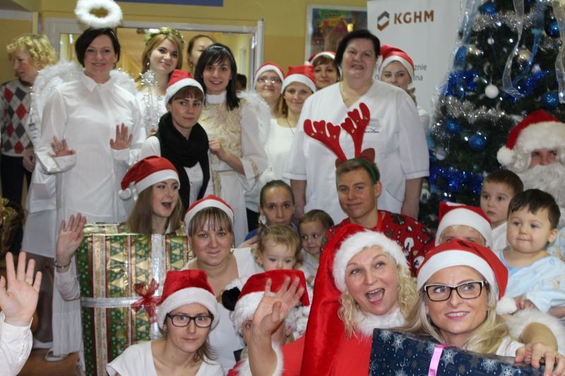 szpital RCZ w Lubinie - Mikołajki od wolontariuszy KGHM (15)