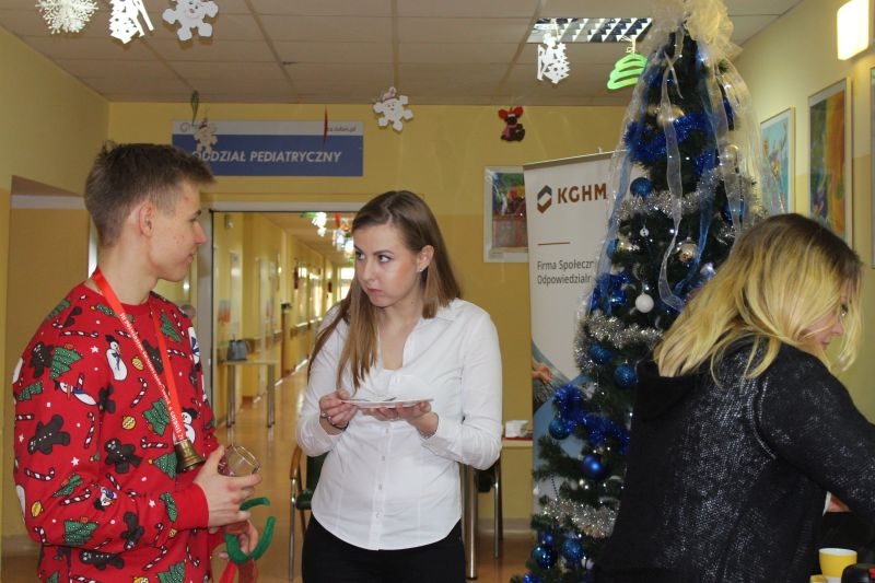 szpital RCZ w Lubinie - Mikołajki od wolontariuszy KGHM (19)