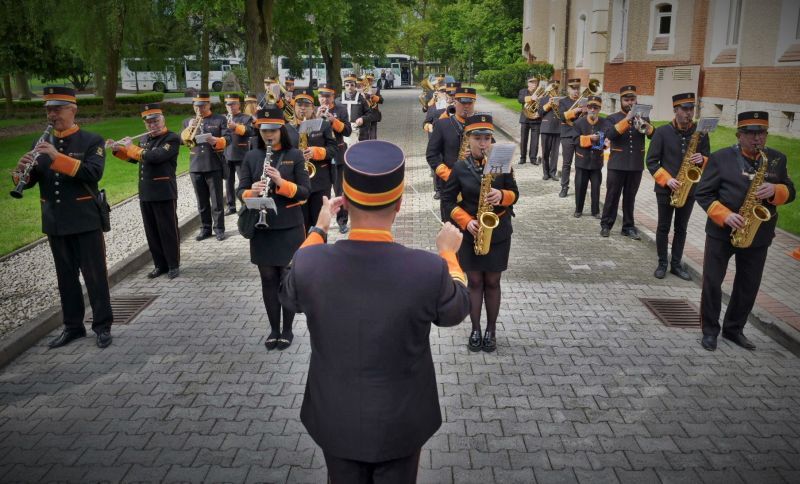 przywitania_zarzadu_kghm_przez_orkiestre_hmg_i_mazoretki_1_