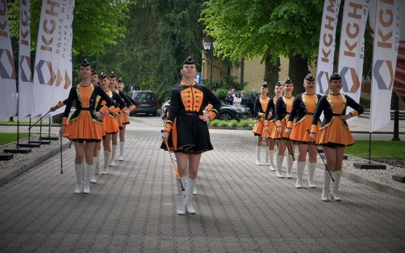 przywitania_zarzadu_kghm_przez_orkiestre_hmg_i_mazoretki_2_