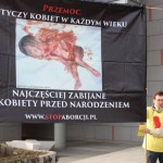 Krwawe transparenty w imię ochrony życia