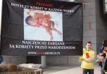 Krwawe transparenty w imię ochrony życia