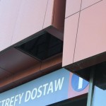 Spadła z galerii z kawałkiem blaszanej obudowy