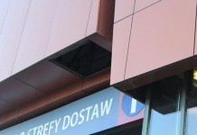 Spadła z galerii z kawałkiem blaszanej obudowy