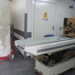 Tomograf trafił oknem