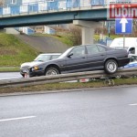 Ale urwał! BMW na barierkach…