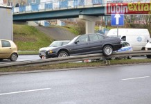 Ale urwał! BMW na barierkach…