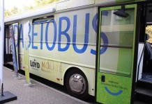 Wolontariusze KGHM i słodki autobus