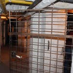 Kraty kością niezgody i walki, interweniuje policja