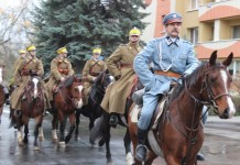 Pochód i kwiaty w hołdzie Marszałkowi – FOTO