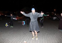 Nocne bieganie nawet…bez ubrania – FOTO