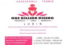 Kobiety zatańczą na błoniach