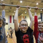 Sztuczna ścianka wspinaczkowa oblegana – FOTO