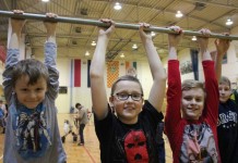 Sztuczna ścianka wspinaczkowa oblegana – FOTO