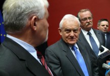 Jeździ po kraju i krytykuje