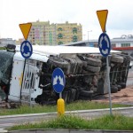 Przewrócona ciężarówka na rondzie