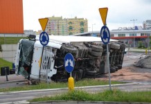 Przewrócona ciężarówka na rondzie