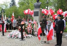 Na 3 Maja Lubin oddaje hołd pod pomnikiem Piłsudskiego – FOTO