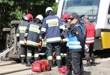 Kilkanaście osób poszkodowanych. Kraksa pociągu z osobówką – FOTO