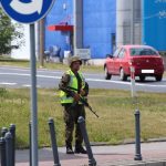 Żołnierze z bronią w Lubinie