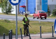 Żołnierze z bronią w Lubinie