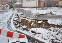 Samochody jeżdżą,a piesi grzęzną w błocie