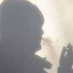 Piją i palą na klatkach schodowych