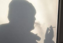 Piją i palą na klatkach schodowych