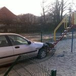 Pijany wjechał w plac zabaw