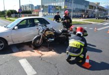 Osobówką w motocykl na skrzyżowaniu