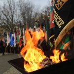 Kwiaty, podziękowania, gratulacje i kondolencje pod pomnikiem Wyżykowskiego – FOTO