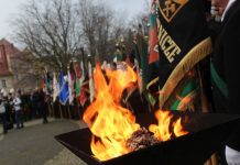 Kwiaty, podziękowania, gratulacje i kondolencje pod pomnikiem Wyżykowskiego – FOTO