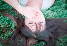 Dlaczego wypadają włosy – trycholog radzi