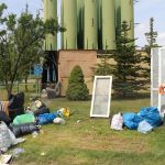 Działkowicze zrobili wysypisko śmieci – smród i paskudny widok