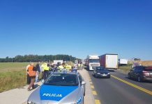 Protestując blokują drogę. Trudności w przejeździe za Polkowicami