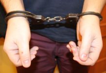 Ukradli ubrania, schowali się w wersalce