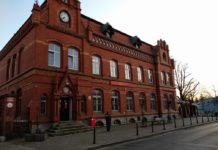 Rozładunek przesyłek na poczcie w Lubinie – film lubinianina