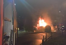 Pożar tuż przy parkingu