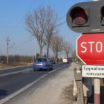 Uwaga – zmiany na przejazdach kolejowych. Znaki STOP