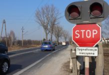 Uwaga – zmiany na przejazdach kolejowych. Znaki STOP
