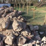 Śmierdząca ziemia i gruz  w sercu Parku Leśnego – FOTO