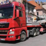 Czołg T-34 odjechał na lawecie