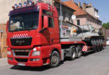 Czołg T-34 odjechał na lawecie