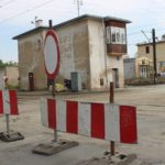 PKP okleja przejazdy kolejowe. Modernizowany lubiński też