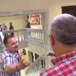 Chciał uciec przed mieszkańcami? (VIDEO)