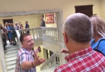 Chciał uciec przed mieszkańcami? (VIDEO)