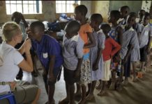 Dr Pieniążek leczy wzrok w Głogowie i Afryce