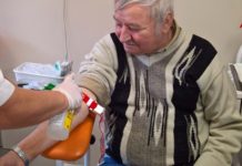 Mężczyźni z wąsem promują badanie gruczołu krokowego